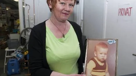 Eva Bjuhr är glad över att det inramade fotografiet på kassadisken snart har hittat hem igen. I väntan på hämtning får det stå kvar på disken som prydnad.