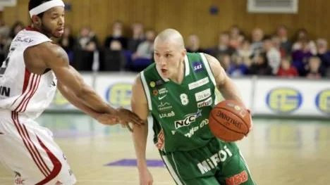 Jim Enbom, Plannja, var nära att lämna även andra SM-kvartsfinalen mot Uppsala poänglös. Han satte dock matchens sista skott och vädjade om en bonusstraff som kunde ha betytt förlängning.