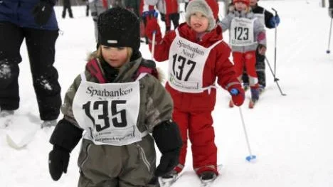 Eleverna från Hemmingsmark och Blåsmark kämpade på i spåret trots att snön yrde ner.