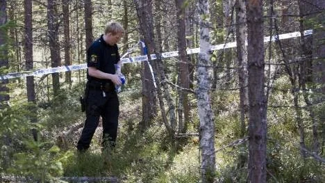 Det var natten mot lördagen som en privatperson hittade ett människohuvud på Granbacka i Gällivare. Området spärrades omgående av, och polisen påträffade fler kvarlevor när de genomsökte skogspartiet.