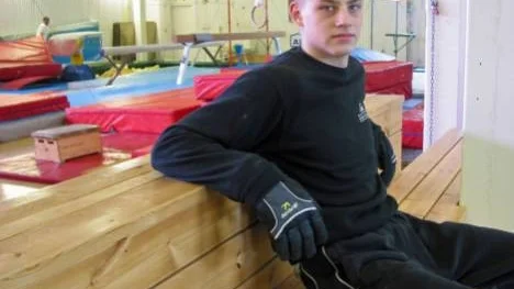 Trots en besvärande knäskada lyckades Toni Simonen, Älvsbygymnasterna, placera sig på fjärde plats på senior-SM i artistisk gymnastik den 29 maj.
