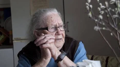 Elsa Lestander-Abrahamsson bor i en lägenhet i  centrala Arvidsjaur. I hennes böcker är det barndomshemmet i Gasa och människornas liv där som är i centrum.