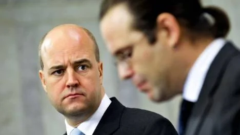 Kritik och krav på räddningsplaner för företagen, jobben och de arbetslösa haglar över statsminister Fredrik Reinfeldt och finansminister Anders Borg.