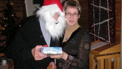 Gunilla Lundqvist fick en kram av Tomten. Bakom masken gömde sig Sven Hällerstrand.
