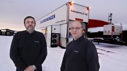 Roger Jönsson och Ronny Marklund kontrollerar 2000 bilar årligen i bilprovningens mobila anläggning på Industriområdet i Arjeplog.