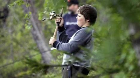 Johnny Risberg, 13 år, Blåsmark hade lite problem med tjorvande fiskelina. Men snart var problemet fixat och han kunde kasta ut igen. "Jag har haft napp två gånger, men tappade fiskarna."