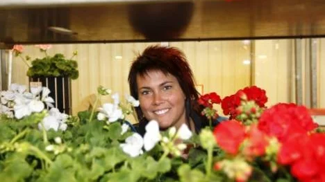 Åsa Carlsson driver butiken Blommor och ting i Älvsbyn. I helgen flyttade hon verksamheten till Älvåkra ishall, där hon bland annat sålde pelargoner och blomlådor.