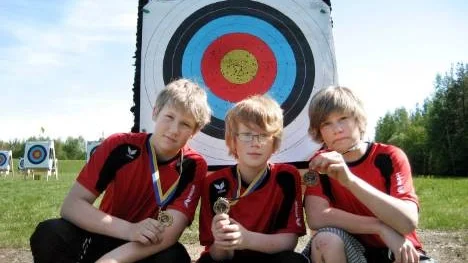Filip Berggren (till vänster) vann, liksom John Bellander (mitten) medan Anton Sjönberg blev trea i Piteå Bågskytteklubbs tävling Nolia Open som också var säsongspremiär utomhus.