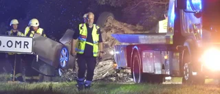 Kvinna svårt skadad efter frontalkrock med lastbil i Nyköping