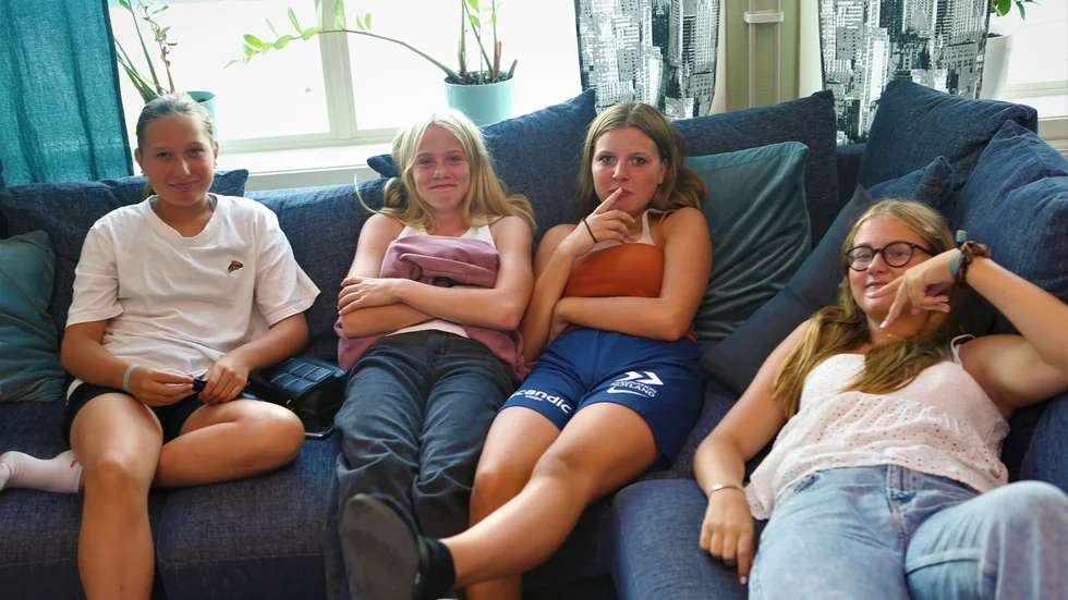 Agnes Lundström, Alicia Hansson, Alice Pettersson och Klara Kattilivaara tycker det är skönt att ha en plats att bara hänga på.