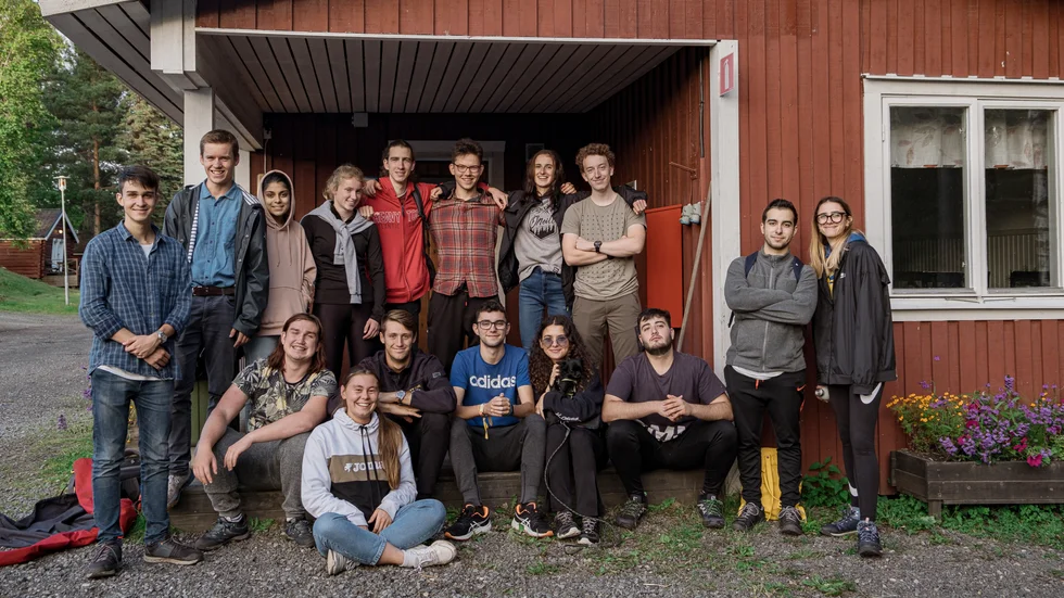 Deltagarna på lägret poserar framför en stugorna på Skellefteå camping där de bott.
