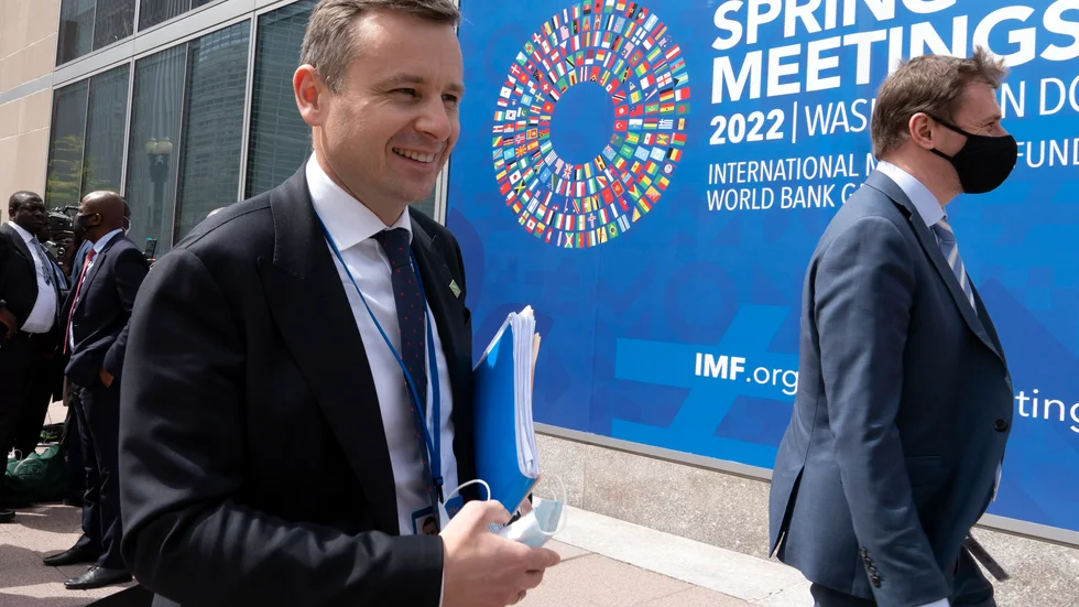 Ukrainas finansminister Serhij Martjenko, här utanför Internationella Valutafondens huvudkontor i Washington i maj. Arkivbild.