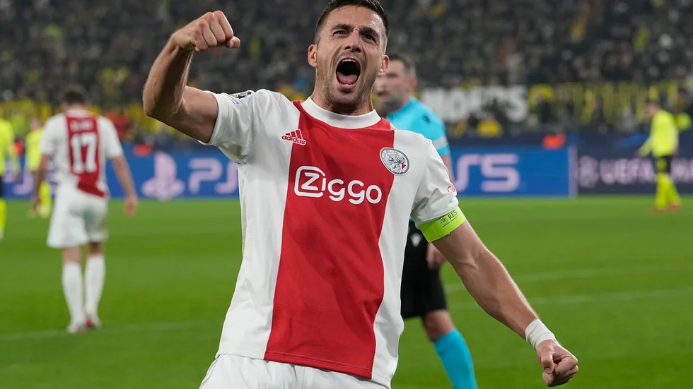 Dusan Tadic och hans lagkamrater i Ajax får inte längre ge bort sina tröjor till unga supportrar efter matcherna. Arkivbild.
