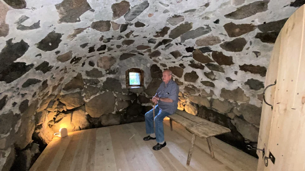 Mats Olsson köpte 1400-talsgården i Orsbo utanför Lövstabruk för 20 år sedan. Sedan dess har han lagt mycket tid på att forska om gården och dess källare och skriva en första bok.