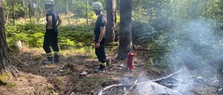 Gräsbrand längs med elljusspår vid Ekensberg: "Ska vara snabbt släckt"