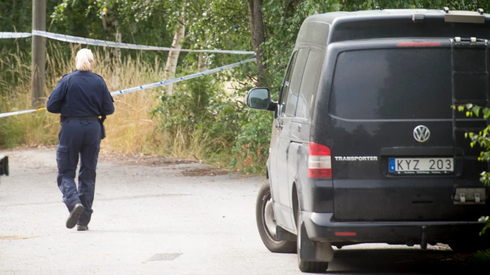 Fastigheten där det misstänkta brottet ska ha begåtts spärrades av av polis som också undersökte platsen.