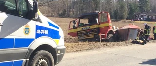 Brandmän skadade när tankbil körde av vägen