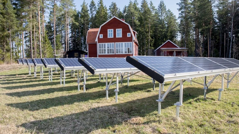 Huset är inte penslat med en enda droppe plastfärg och ute på åkern fångas solens strålar upp för att förvandlas till energi.