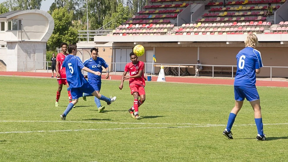De äldsta pojkarna i P02-klassen, fick spela på Backavallen. Där möttes blåtröjade Floda IF och KSK. Floda tog ledningen med 1–0, men sedan tog KSK över och vann.