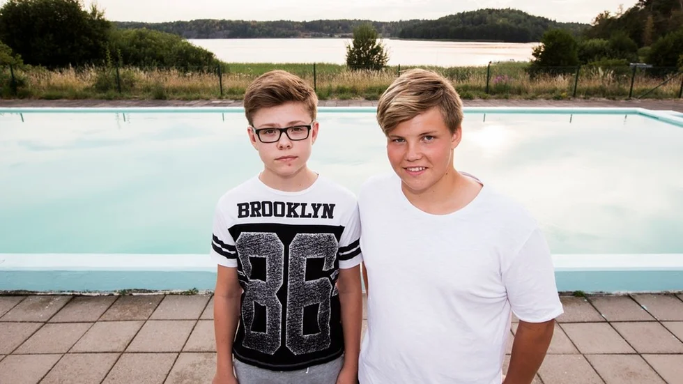 Emanuel Lindberg, 13, och Oskar Karlstedt, 14, vid poolen där de räddade livet på en man i onsdags.