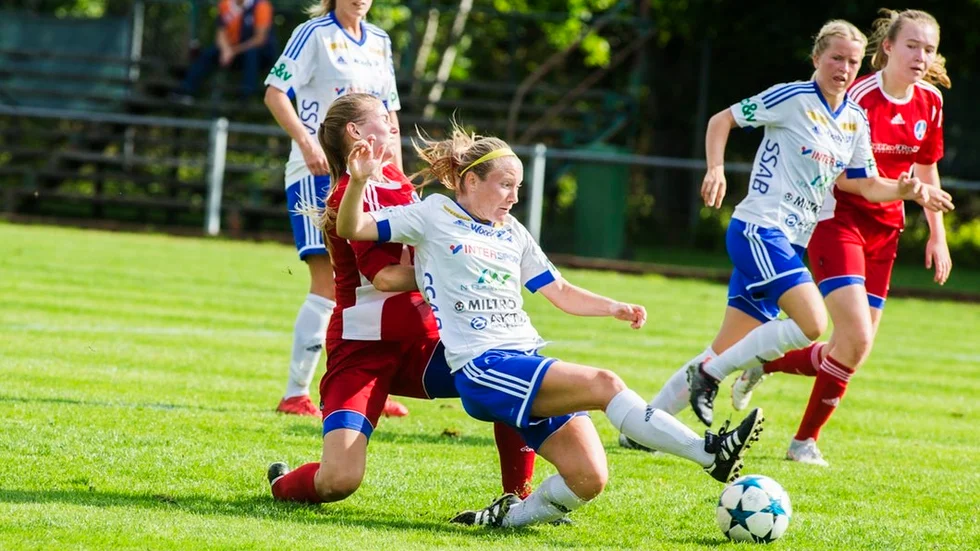 I Veronica Zaciek har IFK Nyköping fått in en ledartyp. Den 24-åriga amerikanskan anslöt till laget efter sommaruppehållet och fick i lördagens segermatch mot Älvsjö AIK FF B-lag göra sitt första mål på svensk mark.