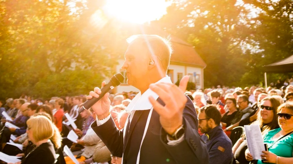 Allsångskvällarna, som arrangeras av KFV Marknadsföring, är en kär tradition med Gabriel Forss som ledare. Bilden är från förra året.