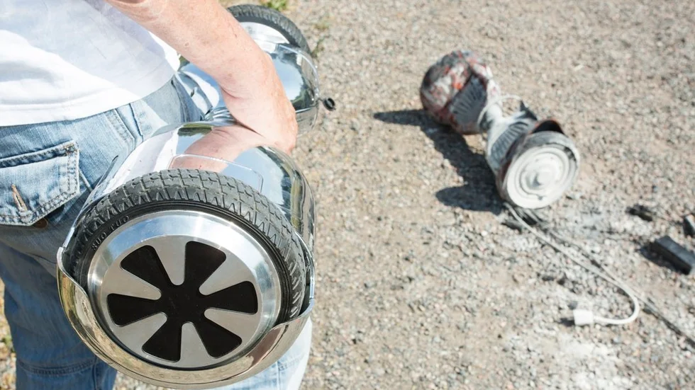 Familjen Wahlström tycker att det är märkligt att produkten fortfarande säljs med tanke på de olyckor som har skett. För egen del säkrar nu familjen upp och kör även sin andra, ännu oskadade hoverboard till tippen.