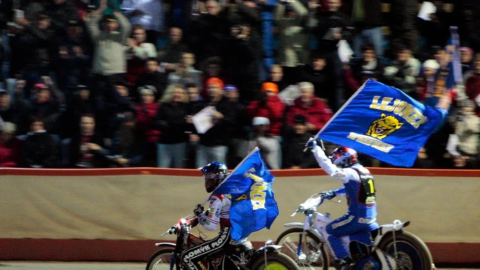 Tomasz Jedrzejak och Nicki Pedersen i Lejonens tröja under SM-finalen 2008.