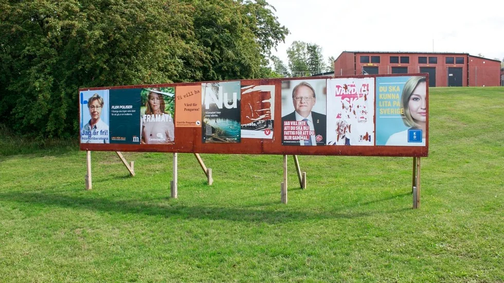 Vänsterpartiet och Sverigedemokraterna har fått sina valaffischer nedrivna på olika platser i kommunen.