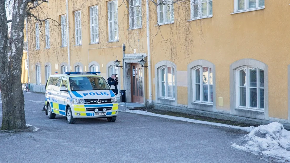På Järvenskolan Södra skadades tolv fönster under natten till tisdag.
