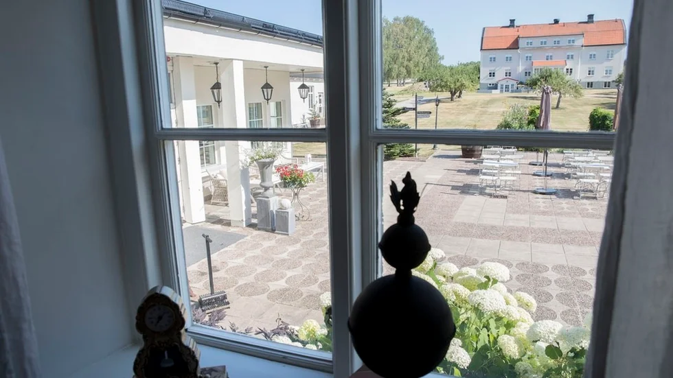 Vingåker golfklubb ligger granne med anläggningen. Förutom golfgästerna är det lugnt på anläggningen under sommaren.