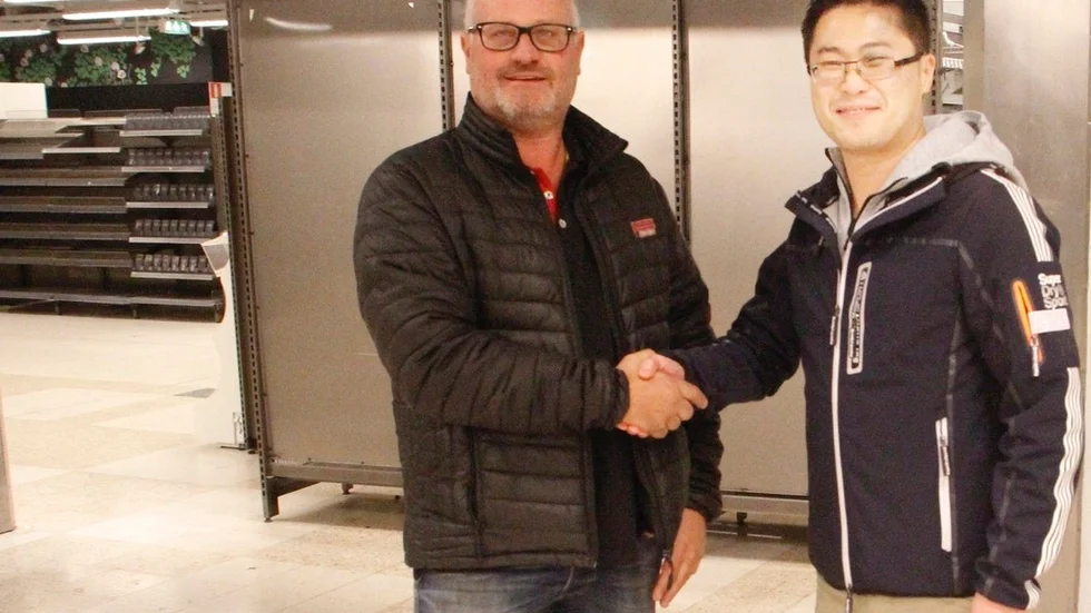 Fastighetsägaren Johnny Hammarstedt tillsammans med Ruey-Hwa Lin som ska driva den nya matbutiken i Präntaren.