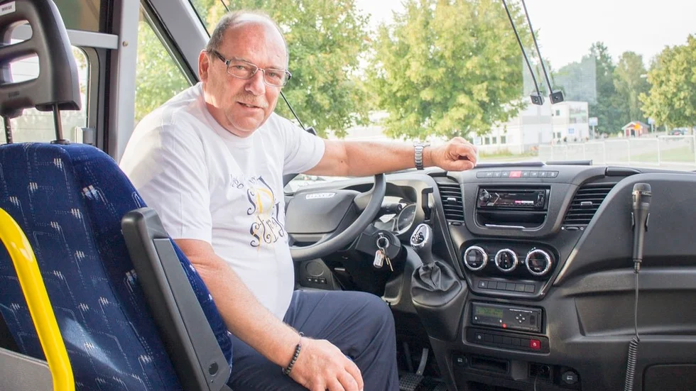 Kenneth "Kenta" Nilsson är en uppskattad busschaufför. Här har han fått dra solstråletröjan över skjorta och slips.