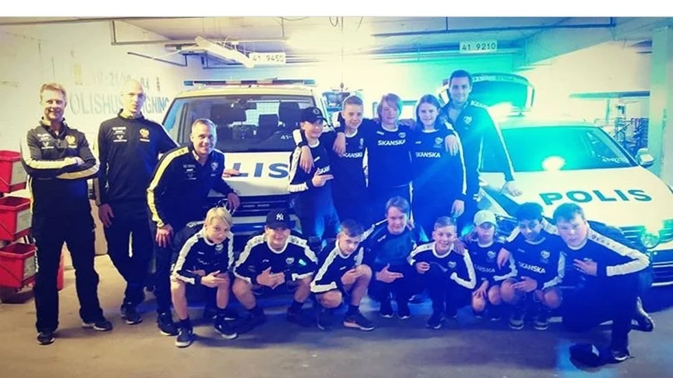 ”Fick hämta ut ett gäng grabbar på polisstationen”, stod det med glimten i ögat under KAIK:s tävlingsbild.  FOTO: PRIVAT