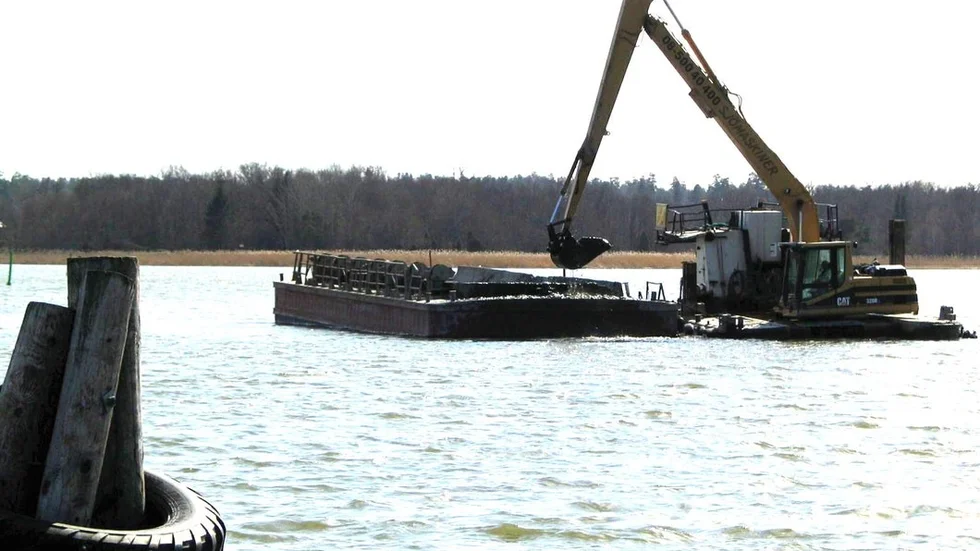 Tidigare muddringsarabete i Trosa hamn.