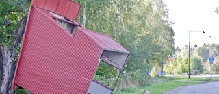 Jordgubbsskjulet välte i vinden