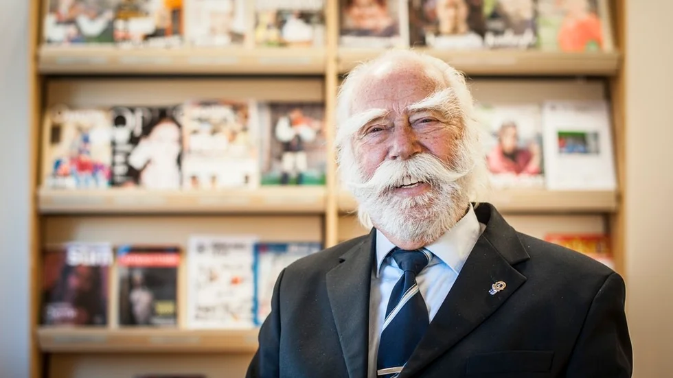 Från den 1 november varje år låter han skägget växa, för till Frimurarnas julgransplundring i början av januari är Ellert Karlsson barnens ständige tomte sedan 25 år.