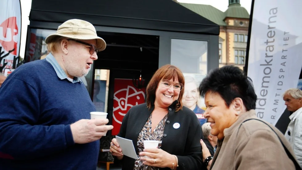 Socialdemokraten Sarita Hotti pratar med Stig och Anita Johansson utanför valstugan. Anita passade på att bli medlem i partiet på samma gång.