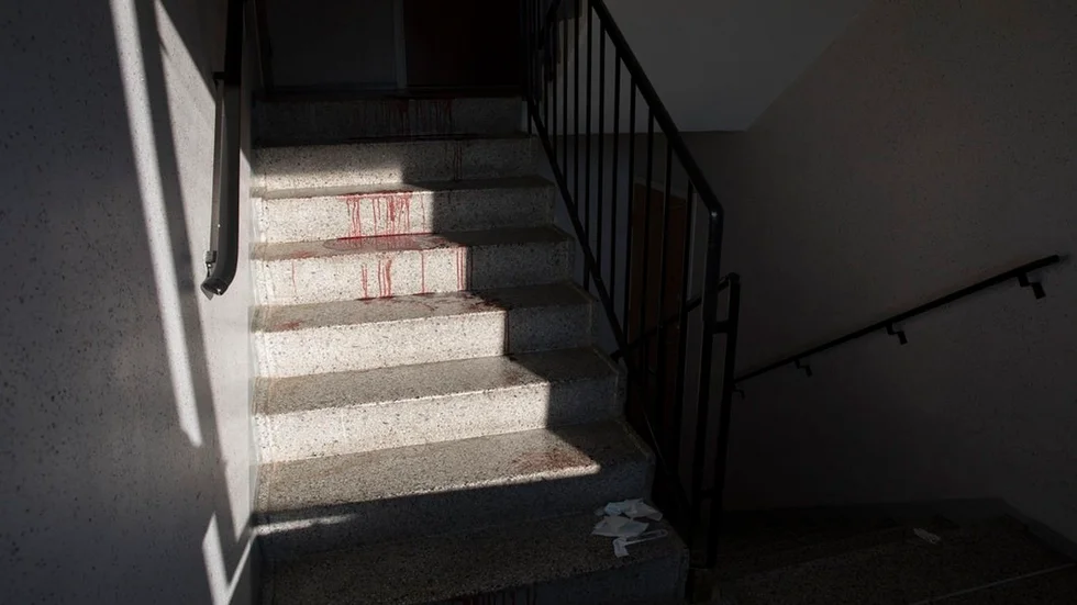 Ännu tolv timmar efter skjutningen var trappuppgången nedblodad.