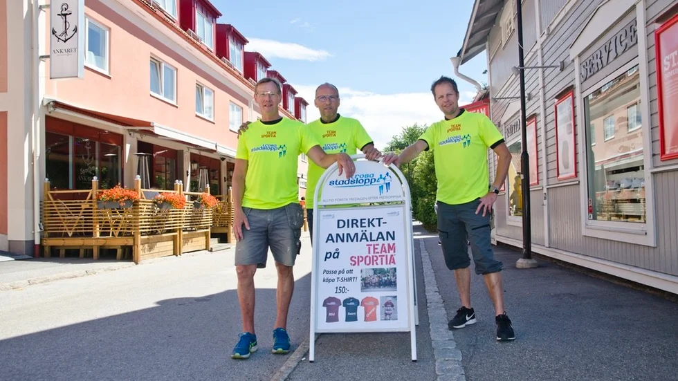 Team Sportia är en av de viktiga platserna för loppet. Här sker nummerlappsutdelning och direktanmälan. – Vi håller öppet hela fredagskvällen tills starten går. Då ställer vi upp alla stegar vi har och klättrar upp och hejar på löparna, säger butiksägaren Billy Johansson i mitten, flankerad av Pelle Bång och Jim Johansson.