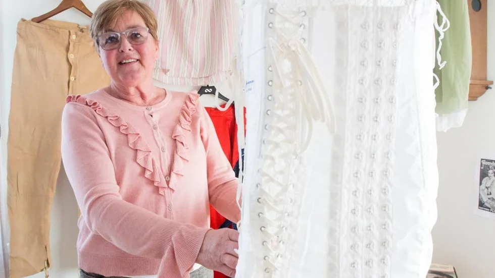 Karin Andersson berättar att utställningar har väckt många minnen bland besökarna. På väggen bakom hennes ses långkalsongerna av sämskskinn.