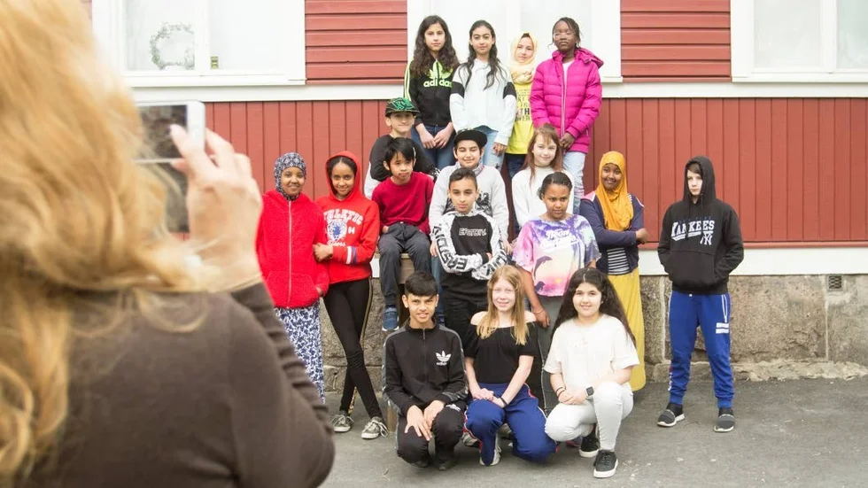 Läraren Tanja Berglöf tar en bild att skicka in till UR på alla sina retoriker.