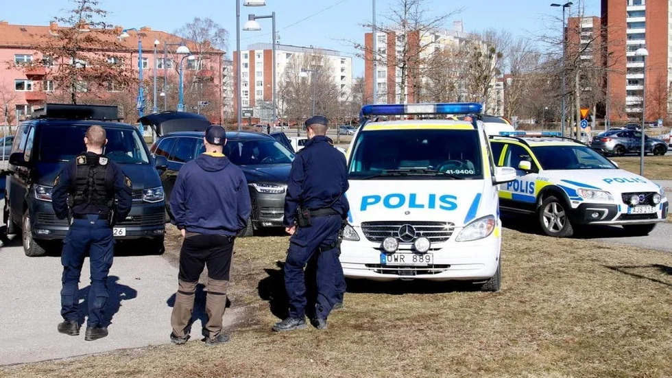 Den man som greps och anhölls i samband med ett stort tillslag av polisen på måndagsförmiddagen misstänks ha hållit två personer fångna i en lägenhet under natten