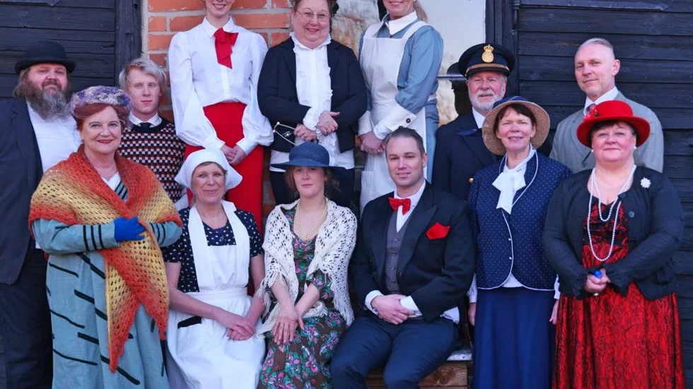Ensemblen är stor och kostymerna färgstarka, knäppa och många. Det är också förvecklingarna som rymmer allt från bistick, veterinärvård och undangömda korvar.

Rabalder i Bie är ett klassiskt folklustspel med inslag av fars.