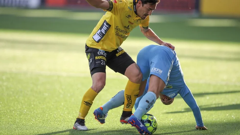 Adnan Kojic (här i duell med Stefan Ishizaki) menade att AFC skulle ha haft en frispark i situationen innan Elfsborgs segermål.