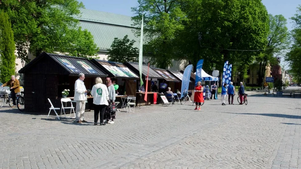 Valstugorna står på Stora torget sedan slutet av förra veckan, men än så länge är det ganska lugnt.