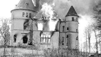 I mars 1975 brändes slottet ner. Katrineholms-Kurirens medarbetare Harald "Haldo" Ottosson var där med sin kamera.