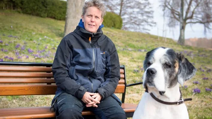 Anna Sánchez Lindström och hunden Wilhelm.