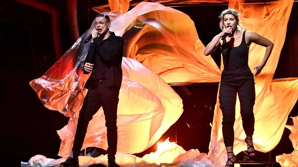 Melodifestivalstjärnan Hanna Ferm, till höger, vann den första upplagan av Stage academys talangjakt.