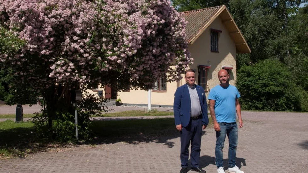 Lars Viper och Joakim Dahlqvist vid den tomma parkeringen utanför Kyrkans hus.
